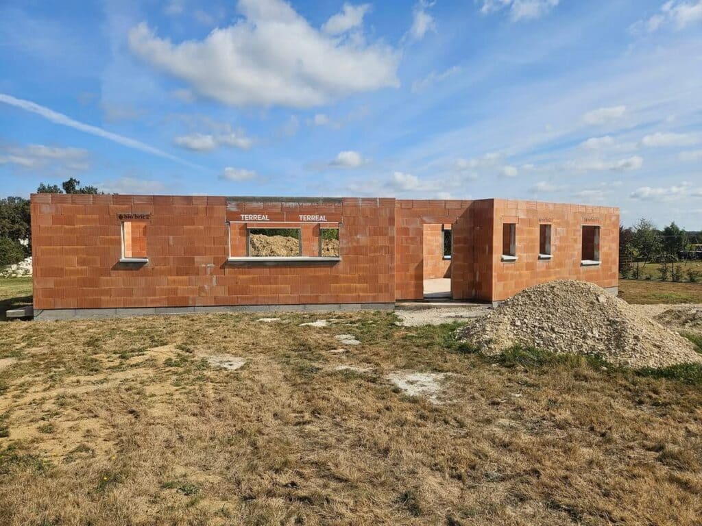 Construction : murs en briques TERREAL et bio'bric Gros œuvre des murs d'une maison neuve en briques monomur TERREAL et bio'bric, sous un ciel bleu dégagé.